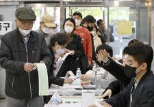 10日、韓国総選挙でソウルの投票所に並ぶ有権者（共同）