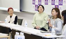 記念イベントでディスカッションする、（左から）上野千鶴子さん、シオリーヌさんら＝10日午後、東京都千代田区