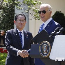 会談後の共同記者会見で握手する岸田首相（左）とバイデン大統領＝10日、米ホワイトハウス（共同）