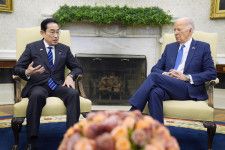バイデン大統領（右）と会談する岸田首相＝10日、米ホワイトハウス（AP＝共同）
