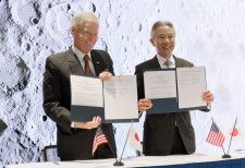 月探査の実施取り決めに署名した盛山文科相（右）とNASAのネルソン局長＝9日、ワシントン（文科省提供）