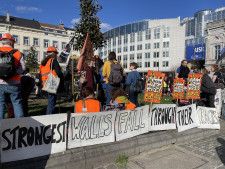 移民・難民に関する新制度への抗議活動を行うために集まった人々＝10日、ベルギー・ブリュッセル（ゲッティ＝共同）