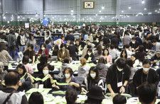 10日、ソウルの体育館で行われた韓国総選挙の開票作業（共同）