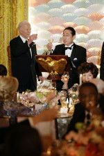 米ホワイトハウスで開かれた公式夕食会で、乾杯する岸田首相（右）とバイデン大統領＝10日、ワシントン（共同）