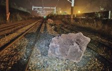 余震で線路に落石か、列車脱線　台湾・花蓮、乗客146人無事