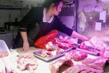 市場に並ぶ豚肉＝3月、北京（共同）