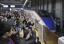 3月16日、北陸新幹線が延伸開業しJR福井駅に到着した東京行きの一番列車を出迎える大勢の人たち＝福井市
