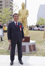 自身のブロンズ像の前に立つ加山雄三さん＝11日午後、神奈川県茅ケ崎市