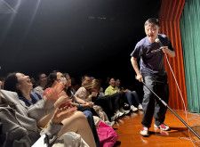 上海語で観客の笑いを誘うコメディアン（右）＝2024年3月、中国上海市（共同）