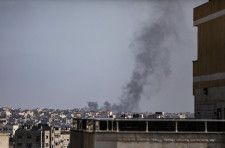 11日、パレスチナ自治区ガザ北部で、イスラエルの攻撃によって立ち上がる煙（ゲッティ＝共同）