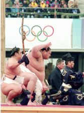 長野五輪開会式で、力強い土俵入りを披露する横綱の曙太郎さん＝1998年2月