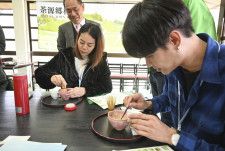 近畿経済産業局が主催したセミナーで抹茶をたてる体験をするタイの旅行事業者。2024年2月、京都府和束町