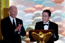 米ホワイトハウスで開かれた公式夕食会の岸田文雄首相。左はバイデン大統領＝10日（ロイター＝共同）