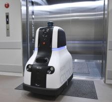 エレベーターに乗り込む自律走行型の警備用ロボット＝10日、川崎市