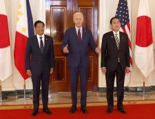 日米比首脳会談に臨む（左から）フィリピンのマルコス大統領、バイデン米大統領、岸田首相＝11日、ワシントンのホワイトハウス（共同）