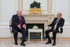 11日、モスクワのクレムリンで、ベラルーシのルカシェンコ大統領（左）と会談するロシアのプーチン大統領（ロシア大統領府提供・タス＝共同）