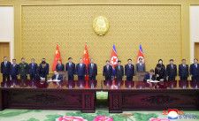 中国と北朝鮮が外交・公用ビザを相互に免除する文書の調印式＝11日、平壌（朝鮮中央通信＝共同）
