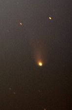 北海道神恵内村で見られた「ポン・ブルックス彗星」＝12日午後7時40分から4秒露光で撮影した15枚を加算平均合成