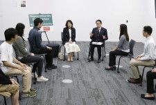米ノースカロライナ州で日本人留学生と懇談する岸田首相（右から3人目）＝12日（共同）