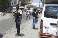 ハイチ・ポルトープランスで道路を巡回する警察官＝8日（AP＝共同）