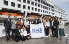 ピースボートへの乗船前、記念撮影するウクライナ出身の若者や広島、長崎の被爆者ら＝13日午前、横浜市