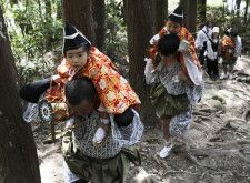 熊野古道、父の肩車で子が山越え　健康願い「湯登神事」、和歌山