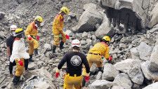 台湾東部沖地震の被災地・花蓮県の鉱山で行方不明者を捜索する消防隊員ら＝13日（台湾消防署提供・共同）