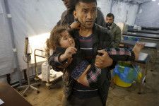 パレスチナ自治区ガザ中部ヌセイラト難民キャンプへのイスラエル軍による攻撃で病院に運ばれる子どもの負傷者＝12日（ゲッティ＝共同）