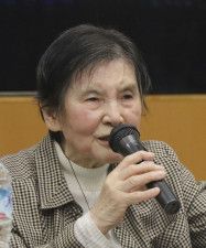 市民討論会で、教育勅語に関わる自身の体験を話す切明千枝子さん＝13日午後、広島市
