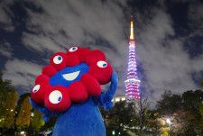 昨年11月、ライトアップされた東京タワーと万博公式キャラクターの「ミャクミャク」＝東京都港区