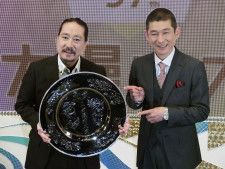第59回上方漫才大賞に選ばれたお笑いコンビ「笑い飯」の西田幸治さん（左）と哲夫さん＝13日午後、大阪市