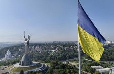 キーウにある巨大な祖国の母像とウクライナ国旗