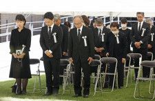 熊本地震の追悼式で黙とうする遺族ら＝14日午前、県庁