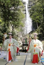 熊野那智大社で桜花祭　巫女が優雅な舞、和歌山