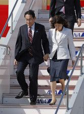 米国から帰国した岸田首相と妻の裕子さん＝14日午後、羽田空港