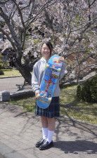 茨城・土浦日大高の入学式に出席し、撮影に応じるスケートボード女子の草木ひなの＝14日、茨城県土浦市