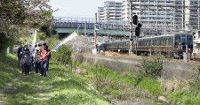 尼崎JR脱線事故の「メモリアルウオーク」で、事故現場付近を歩く参加者ら＝14日午後、兵庫県尼崎市