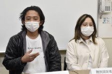 記者会見するミャンマー出身の難民認定者＝14日午後、大阪市