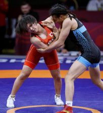 女子57キロ級決勝　中国選手（右）と対戦する桜井つぐみ＝ビシケク（共同）
