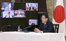 G7首脳によるオンライン形式の会議に出席した岸田首相＝14日夜、首相公邸（内閣広報室提供）
