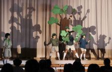 「一本松」の劇、後世へ　地元の小学児童ら演じる
