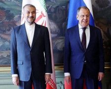イランのアブドラヒアン外相（左）とロシアのラブロフ外相＝昨年5月、ロシア・モスクワ（タス＝共同）