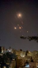 イランによるイスラエルへの無人機発射後、ヨルダン・アンマンの上空を横切る複数の物体＝14日（ソーシャルメディアの映像より、ロイター＝共同）