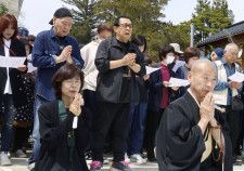 石川県珠洲市の須須神社で、能登半島地震の犠牲者に手を合わせるさだまさしさん（中央）、泉谷しげるさん（その左）ら＝15日午後