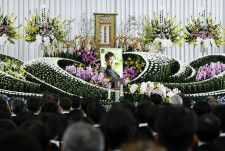 滋賀県の栗東トレーニングセンターで営まれた藤岡康太さんの葬儀＝15日午後
