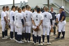 石川県輪島市で練習を再開し、中村隆監督（右端）のもとに集まる日本航空石川高の選手たち＝15日