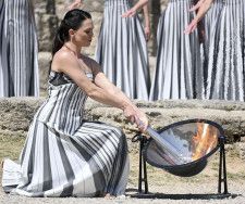 パリ五輪の聖火採火式のリハーサルで、太陽光から火を採る巫女役の女性＝15日、オリンピア（共同）