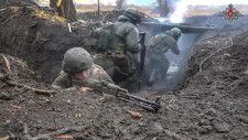 ロシアが実効支配するウクライナ東部ドネツク州内で軍事訓練するロシア兵。ロシア国防省が15日に公開した（ロシア国防省提供・AP＝共同）