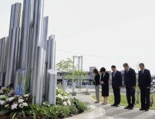 熊本地震の「本震」から8年となり、震災記念公園で黙とうする熊本県益城町の西村博則町長（右から2人目）ら＝16日午前、益城町