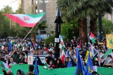 15日、イラン・テヘランの広場に集まり、イスラエルに対する攻撃への支持を訴える人々（ゲッティ＝共同）